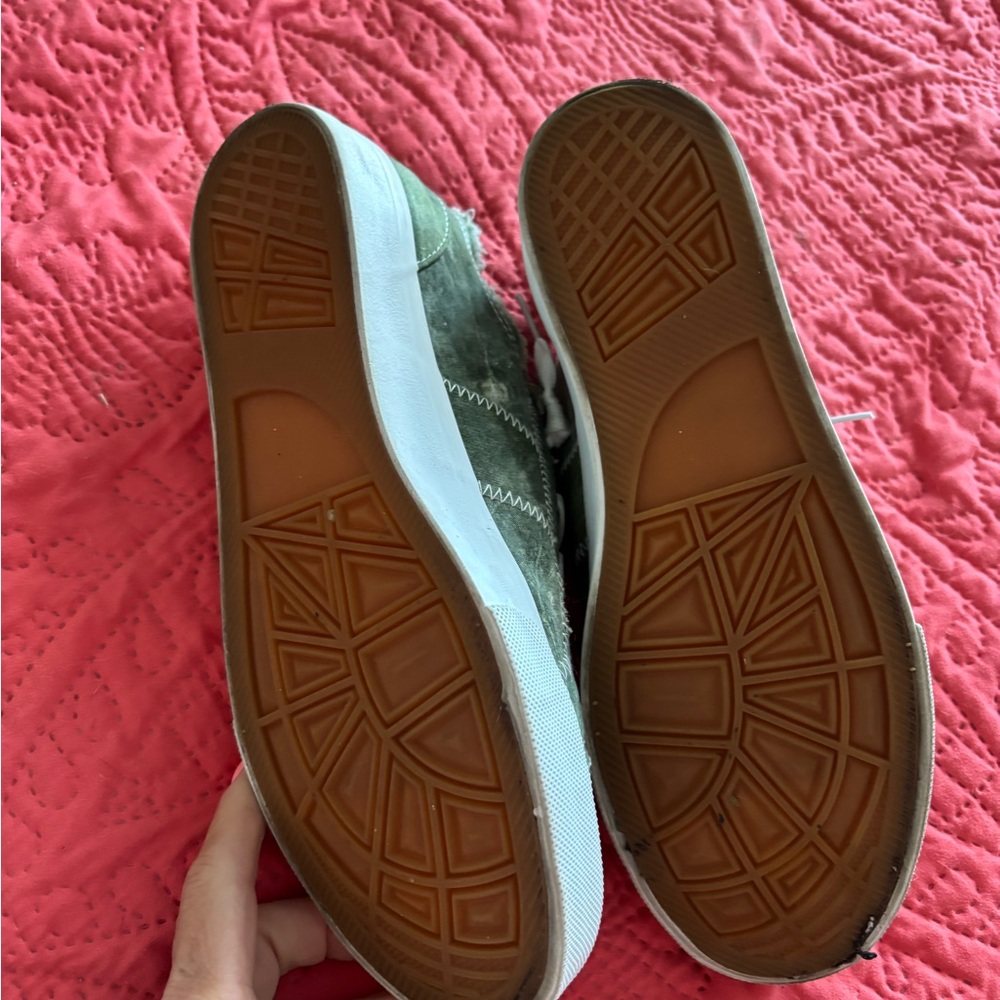 Green and White Casual Sneakers